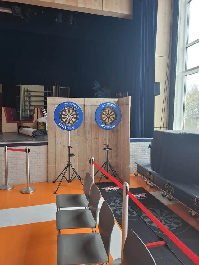 Dartbord met statief op locatie - Uitjesthuis