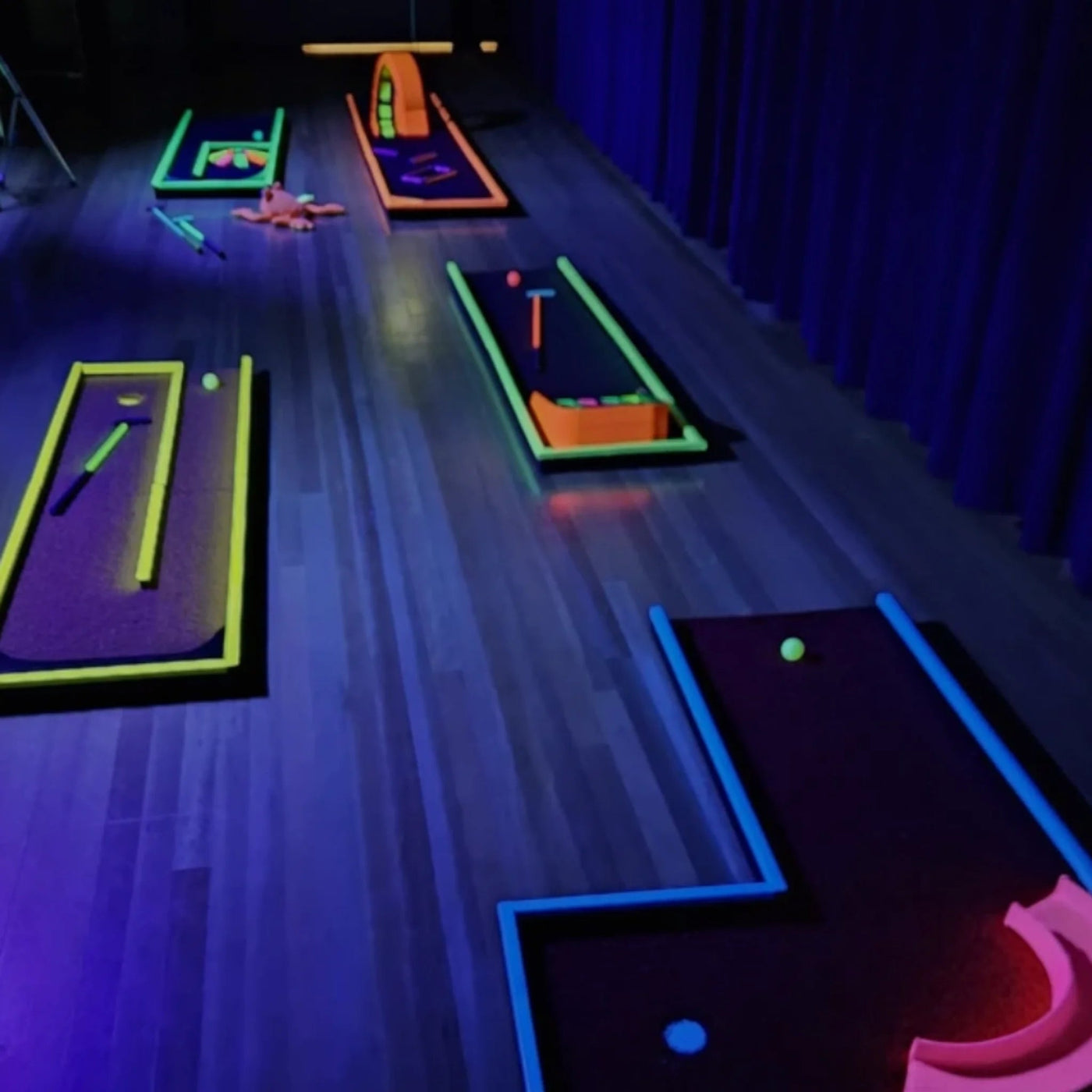 Neon midgetgolf op locatie - Uitjesthuis