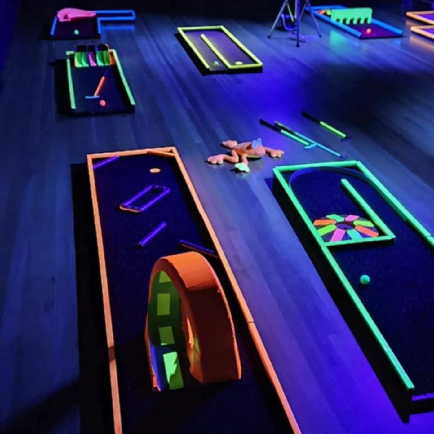 Neon midgetgolf op locatie - Uitjesthuis