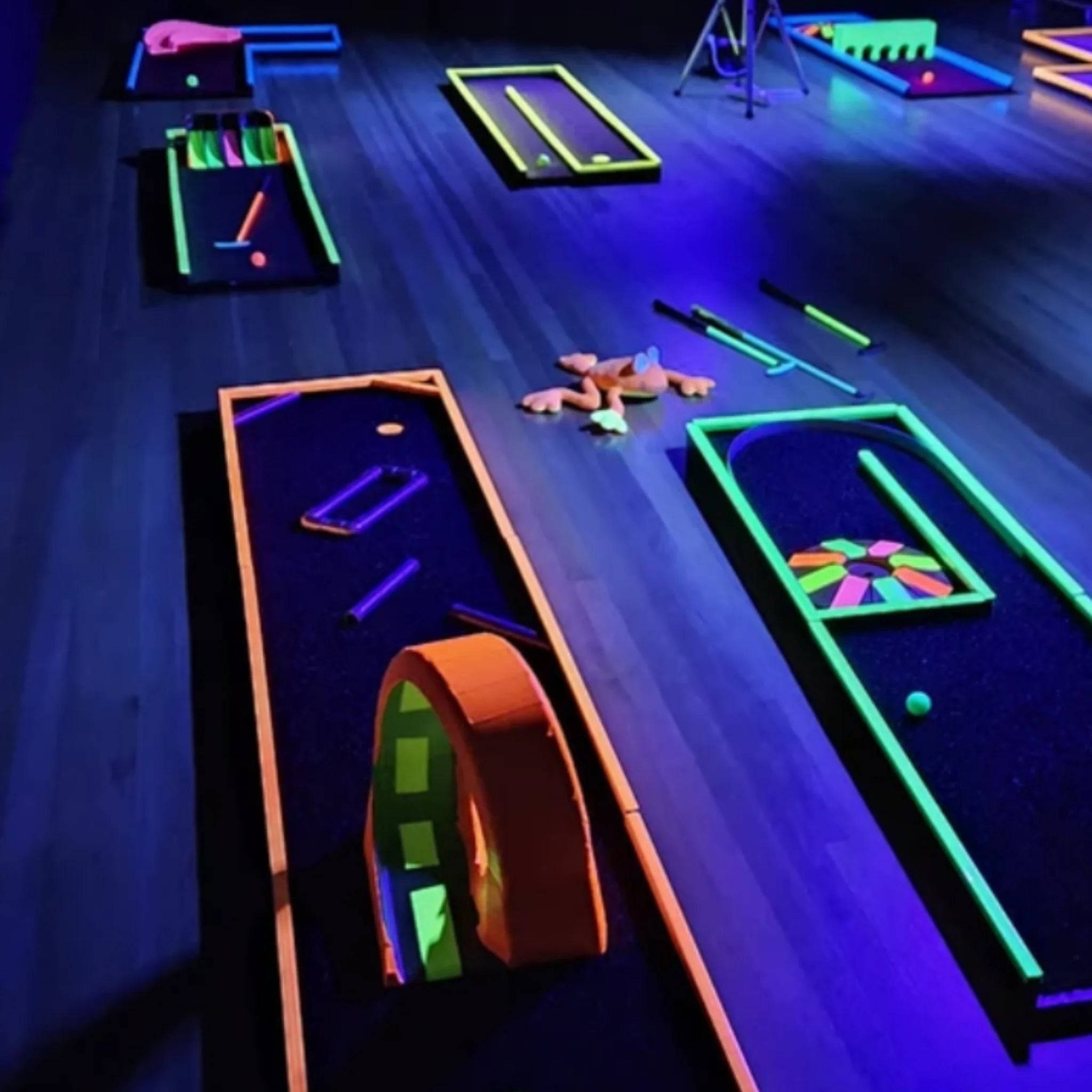 Neon midgetgolf op locatie - Uitjesthuis