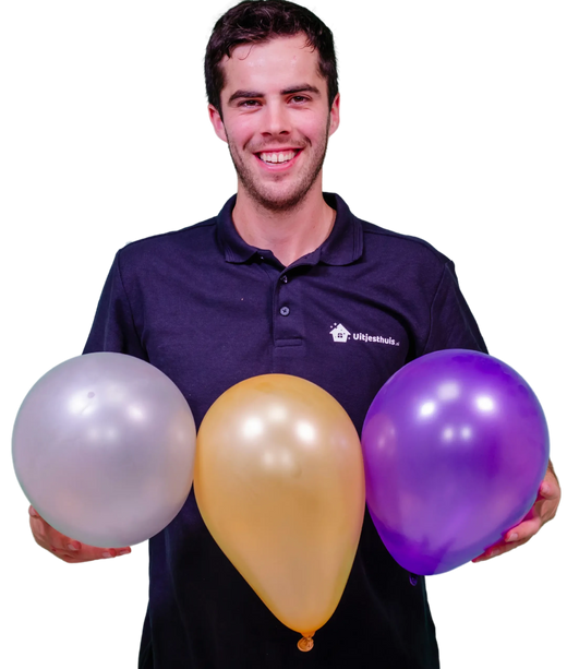 Iemand van UitjesThuis met ballonnen